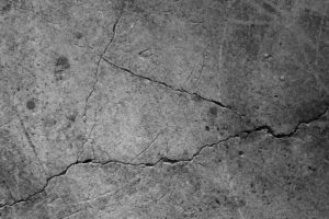 Dalle affaissée sur béton ancien